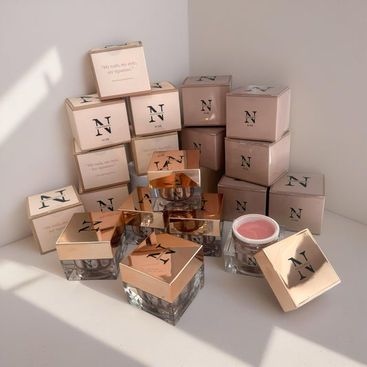 Nitton burkar med builder gel för naglar som står staplade på varandra.