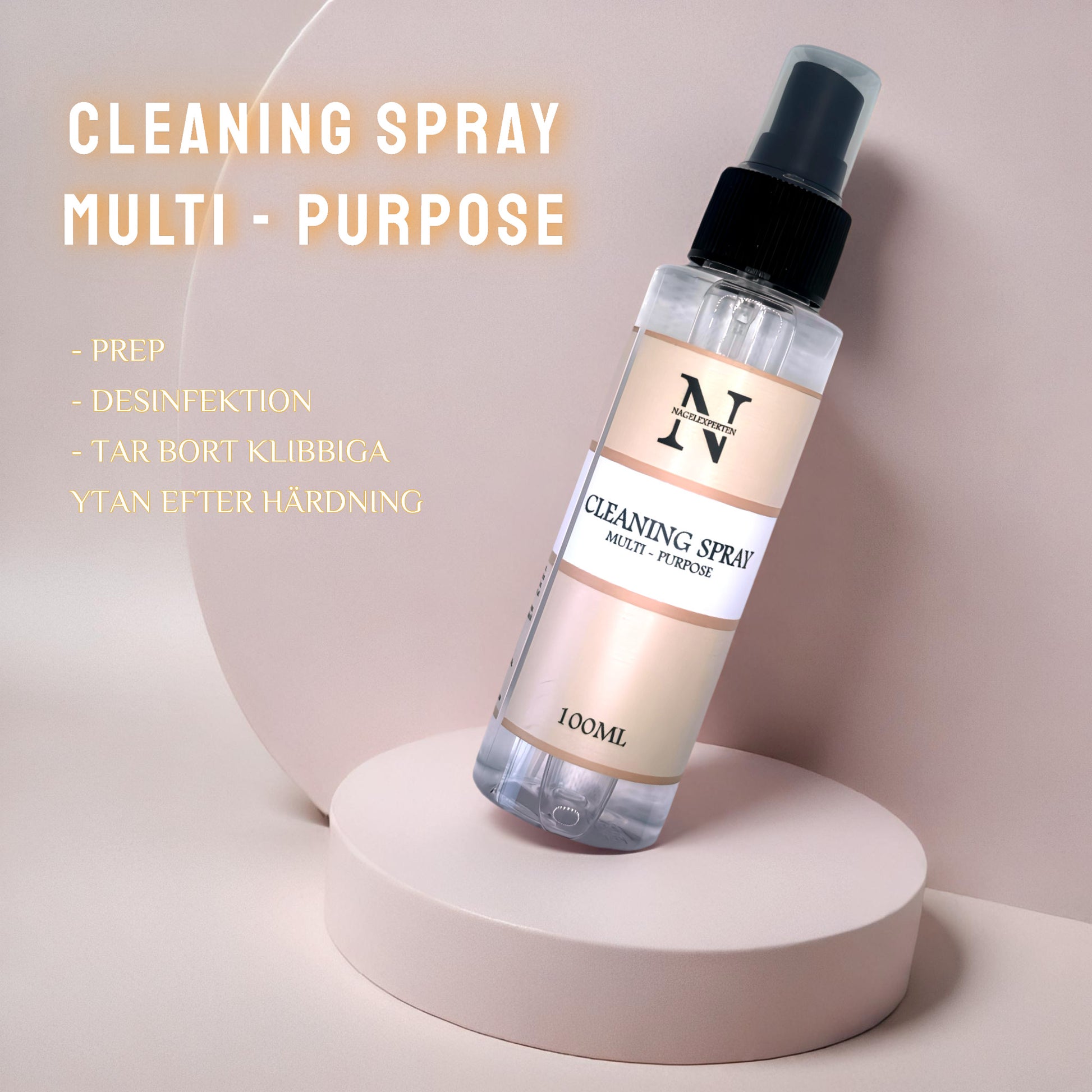 Flaska med cleaning spray som står på en rosa plattform med rosa bakgrund - Text som beskriver att produkten fungerar som prep, desinfektion ch rengöring av naglar.