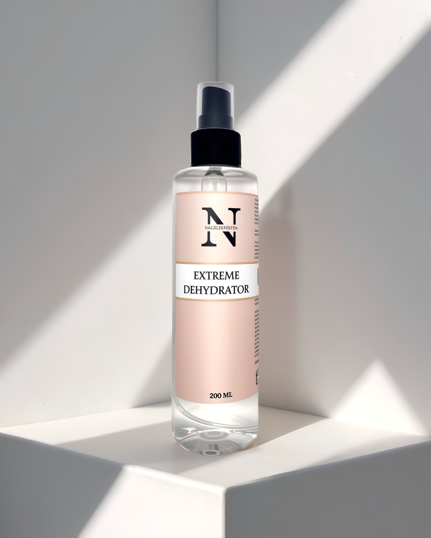Flaska med Nagelexpertens Extreme Dehydrator – effektiv avfettare för naglar, avlägsnar fukt för långvarig vidhäftning. 200 ml sprayflaska.