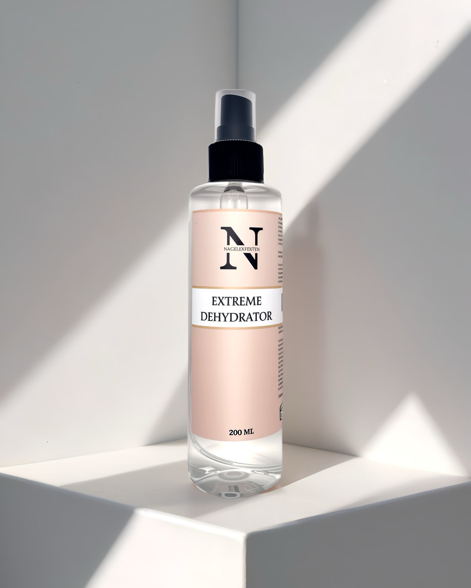 Flaska med Nagelexpertens Extreme Dehydrator – effektiv avfettare för naglar, avlägsnar fukt för långvarig vidhäftning. 200 ml sprayflaska.