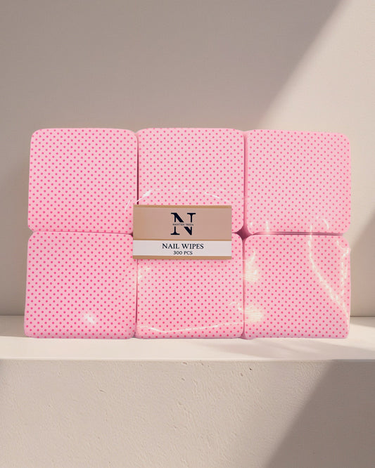 Paket med rosa nagelservetter som ligger på ett bord.