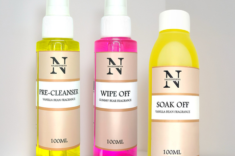  Nagelprodukter i färgglada flaskor innehållande nagel prep, cleaner och vätska för borttagning av gellack.