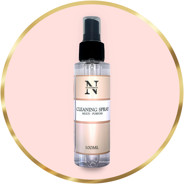Nagelprodukter i färgglada flaskor innehållande nagel prep, cleaner och vätska för borttagning av gellack.