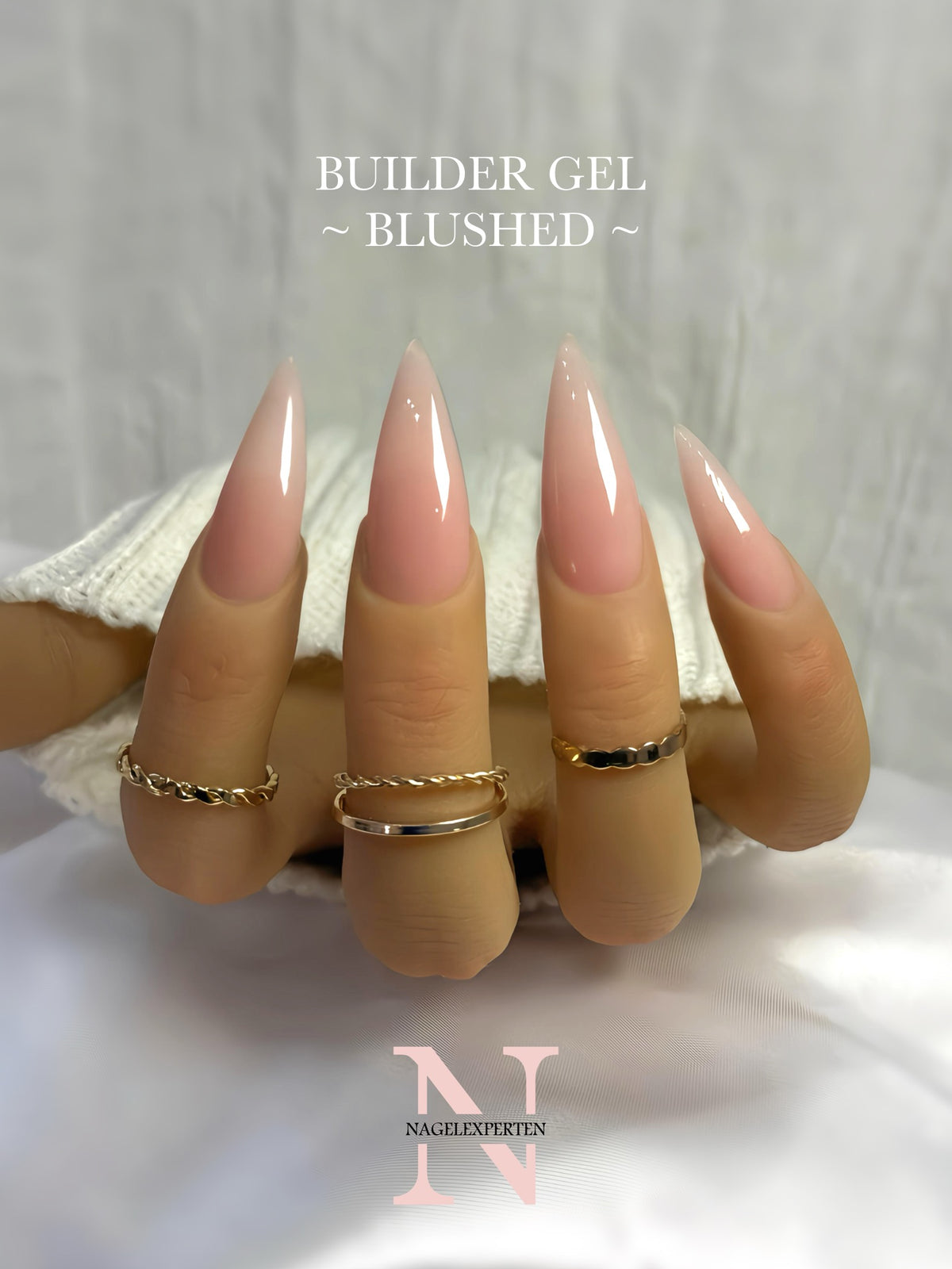 Neutral nude builder gel i färgen Blushed applicerad på naglar