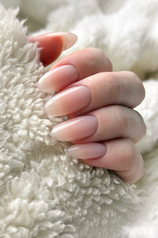 Långa naglar på hand målade med naturell builder gel i färgen Iconic.