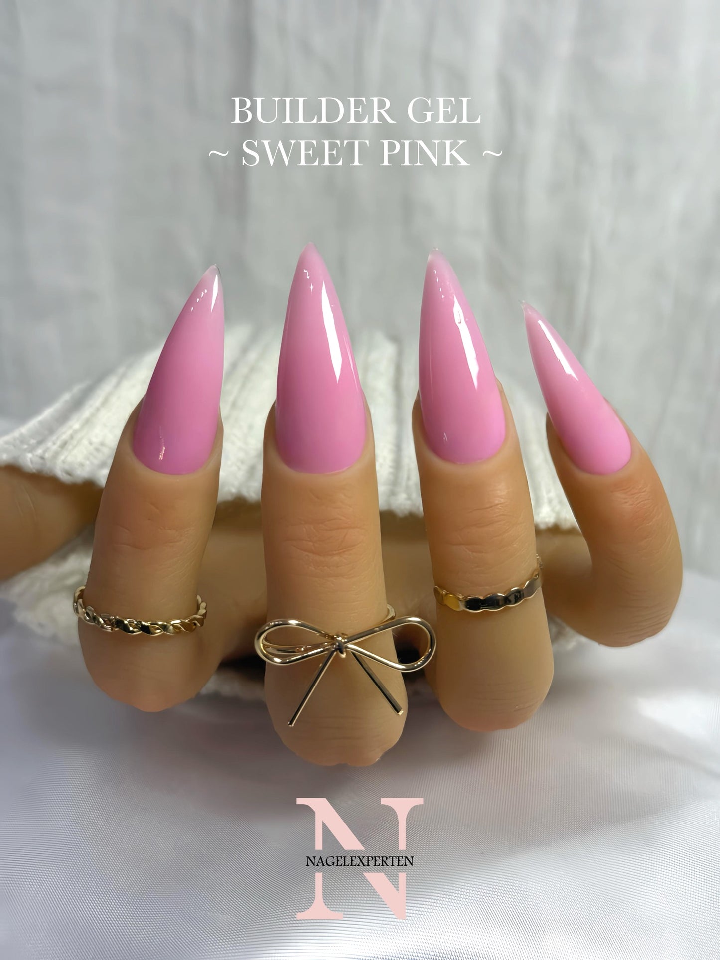 Pastellrosa builder gel i färgen Sweet pink applicerad på naglar