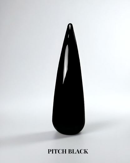 Svart heltäckande gellack i färgen Pitch black för naglar