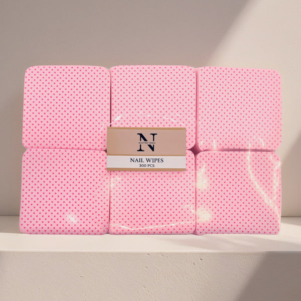 Paket med rosa nagelservetter som ligger på ett bord.