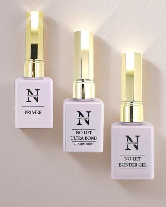 Tre lila nagellacksflaskor med guldiga lock innehållande nagel prep för gelenaglar.